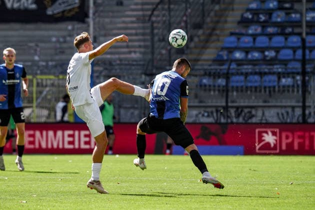 Germany Soccer Season 2026–2027, 3rd Division, Matchday 4, SV Waldhof Mannheim 07 vs. SC Verl, Carl Benz Stadium, Mannheim; Julian Ulbricht (SV Waldhof Mannheim, No. 10) in a tackle with Joshua Eze (SC Verl, No. 6); Mannheim, Carl Benz Stadium, Germany Copyright: xBennetxLongx