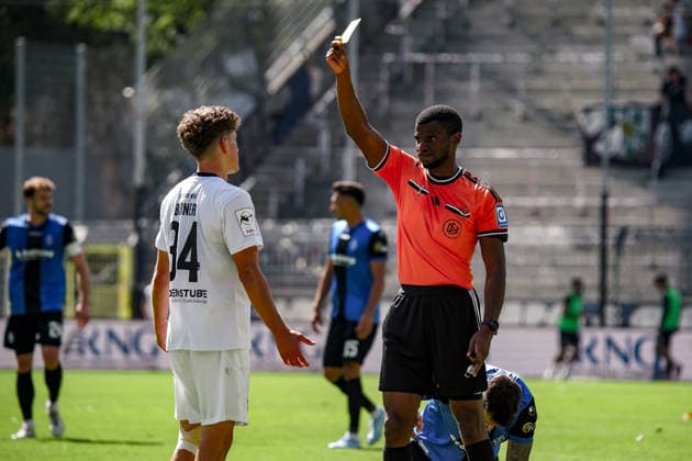 Germany Soccer Season 2026–2027, 3rd Division, Matchday 4, SV Waldhof Mannheim 07 vs. SC Verl, Carl Benz Stadium, Mannheim. Janne Berner of SC Verl (No. 34) receives a yellow card. Mannheim, Carl Benz Stadium, Germany Copyright: xBennetxLongx