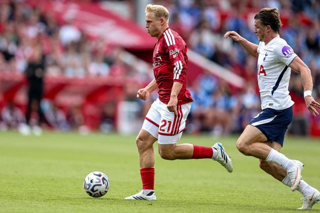 Nottingham Forest v Tottenham Hotspur, Premier League Nottingham Forest midfielder Xaver Schlager (21) runs forward with ball during the Premier League match between Nottingham Forest and Tottenham Hotspur at the City Ground, Nottingham, UK on 5 September 2026. Nottingham City Ground Nottinghamshire UK Editorial use only DataCo restrictions apply See www.football-dataco.com , Copyright: xManjitxNarotrax PSI-24805-0024