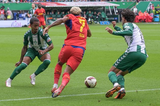 Antonio Nusa (RB Leipzig 7) gegen Arthur (SV Werder Bremen links und Eren Dinkci (SV Werder Bremen 18), SV Werder Bremen - RB Leipzig, Fussball, Bundesliga, DFL, 05.9.2026 DFB regulations prohibit any use of photographs as image sequences and or quasi-video Bremen Bremen Deutschland *** Antonio Nusa (RB Leipzig 7) against Arthur (SV Werder Bremen, left) and Eren Dinkci (SV Werder Bremen 18), SV Werder Bremen vs. RB Leipzig, soccer, Bundesliga, DFL, September 5, 2026. DFB regulations prohibit any use of photographs as image sequences and or quasi-video. Bremen, Germany Copyright: xkolbert-press BurghardxSchreyerx