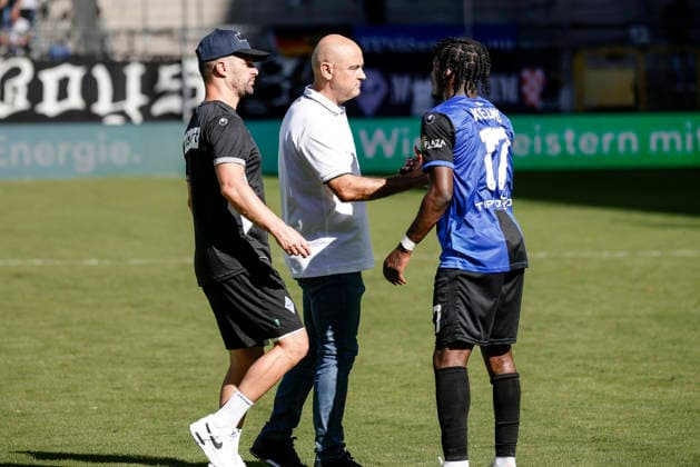 September 5, 2026, xhettx, Soccer 3rd Division, SV Waldhof Mannheim vs. SC Verl (referee: Rui Mota), SV Waldhof Mannheim, coach high-fives Owono Keumo (SV Waldhof Mannheim), 17 out