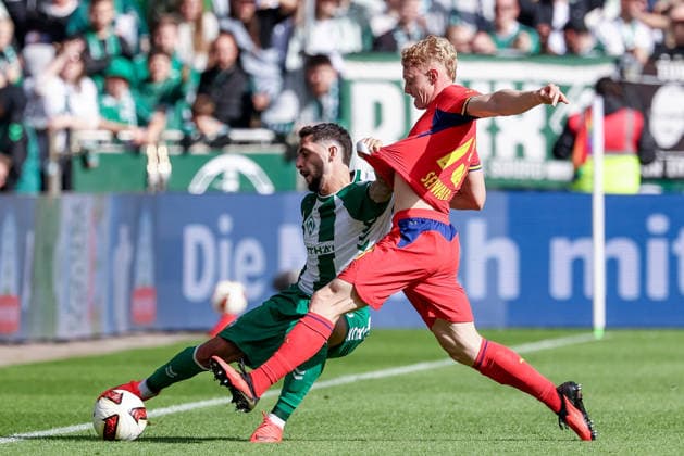 v.li.: Ludovit Reis (SV Werder Bremen, 15) und Nicolas Seiwald (RB Leipzig, 13) im Zweikampf, Duell, Dynamik, Aktion, Action, Spielszene, DIE DFL-RICHTLINIEN UNTERSAGEN JEGLICHE NUTZUNG VON FOTOS ALS SEQUENZBILDER UND ODER VIDEOAÌˆHNLICHE FOTOSTRECKEN. DFL REGULATIONS PROHIBIT ANY USE OF PHOTOGRAPHS AS IMAGE SEQUENCES AND OR QUASI-VIDEO., 05.09.2026, Bremen (Deutschland), Fussball, Bundesliga, SV Werder Bremen - RB Leipzig *** Ludovit Reis of SV Werder Bremen, 15, and Nicolas Seiwald of RB Leipzig, 13, in a one-on-one battle, duel, dynamic moment, action, game scene, DFL GUIDELINES PROHIBIT ANY USE OF PHOTOGRAPHS AS STILL IMAGES AND OR VIDEO-LIKE PHOTO SEQUENCES DFL REGULATIONS PROHIBIT ANY USE OF PHOTOGRAPHS AS IMAGE SEQUENCES AND OR QUASI-VIDEO, September 5, 2026, Bremen, Germany, Soccer, Bundesliga, SV Werder Bremen vs. RB Leipzig xobx