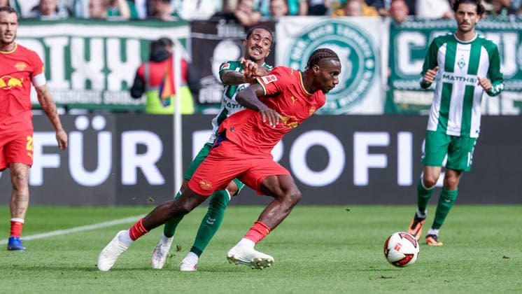 v.li.: Arthur (SV Werder Bremen, 13) und Ezechiel Banzuzi (RB Leipzig, 6) im Zweikampf, Duell, Dynamik, Aktion, Action, Spielszene, DIE DFL-RICHTLINIEN UNTERSAGEN JEGLICHE NUTZUNG VON FOTOS ALS SEQUENZBILDER UND ODER VIDEOAÌˆHNLICHE FOTOSTRECKEN. DFL REGULATIONS PROHIBIT ANY USE OF PHOTOGRAPHS AS IMAGE SEQUENCES AND OR QUASI-VIDEO., 05.09.2026, Bremen (Deutschland), Fussball, Bundesliga, SV Werder Bremen - RB Leipzig *** Arthur (SV Werder Bremen), 13, and Ezechiel Banzuzi (RB Leipzig), 6, in a one-on-one battle, duel, dynamic play, action, game scene, DFL REGULATIONS PROHIBIT ANY USE OF PHOTOGRAPHS AS SEQUENCE IMAGES AND OR VIDEO-LIKE PHOTO SERIES DFL REGULATIONS PROHIBIT ANY USE OF PHOTOGRAPHS AS IMAGE SEQUENCES AND OR VIDEO-LIKE PHOTO SERIES, May 9, 2026, Bremen, Germany, Soccer, Bundesliga, SV Werder Bremen vs. RB Leipzig xobx