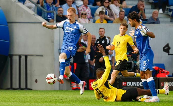 Im Bild: v.li. Mats Rots (TSG 1899 Hoffenheim, 39) am Ball, Serhou Guirassy (Borussia Dortmund, 9), Konstantinos Karetsas (Borussia Dortmund, 19) und Ozan Kabak (TSG 1899 Hoffenheim, 5) 05.09.2026, TSG 1899 Hoffenheim - Borussia Dortmund, 1. Bundesliga, 2. Spieltag, Deutschland, Sinsheim, SNP Arena, DFL REGULATIONS PROHIBIT ANY USE OF PHOTOGRAPHS AS IMAGE SEQUENCES AND OR QUASI-VIDEO. *** In the photo, from left: Mats Rots of TSG 1899 Hoffenheim, 39, with the ball, Serhou Guirassy of Borussia Dortmund, No. 9, Konstantinos Karetsas of Borussia Dortmund, No. 19, and Ozan Kabak of TSG 1899 Hoffenheim, No. 5, May 9, 2026, TSG 1899 Hoffenheim vs. Borussia Dortmund, Bundesliga 1, Matchday 2, Germany, Sinsheim, SNP Arena. DFL regulations prohibit any use of photographs as image sequences and or quasi-video. Copyright: HMBxMedia xJulienxBecker