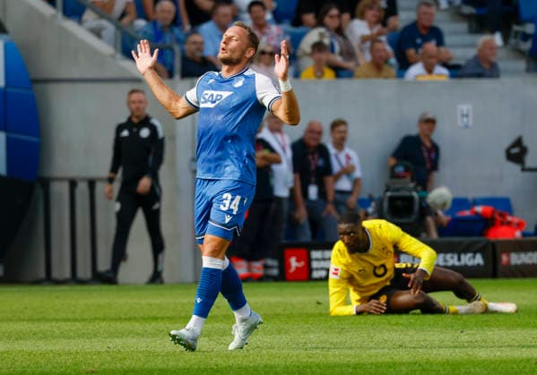 Im Bild: v.li. Aufregung bei Vladimir Coufal (TSG 1899 Hoffenheim, 34) und daneben Serhou Guirassy (Borussia Dortmund, 9) auf dem Boden 05.09.2026, TSG 1899 Hoffenheim - Borussia Dortmund, 1. Bundesliga, 2. Spieltag, Deutschland, Sinsheim, SNP Arena, DFL REGULATIONS PROHIBIT ANY USE OF PHOTOGRAPHS AS IMAGE SEQUENCES AND OR QUASI-VIDEO. *** In the photo, from left: Vladimir Coufal of TSG 1899 Hoffenheim, No. 34, looks excited, and next to him, Serhou Guirassy of Borussia Dortmund, No. 9, is on the ground, September 5, 2026, TSG 1899 Hoffenheim vs. Borussia Dortmund, Bundesliga 1, Matchday 2, Germany, Sinsheim, SNP Arena. DFL regulations prohibit any use of photographs as image sequences and or quasi-video. Copyright: HMBxMedia xJulienxBecker