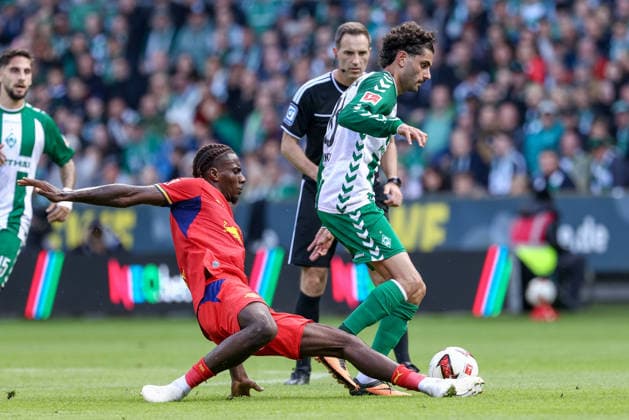v.li.: Ezechiel Banzuzi (RB Leipzig, 6) und Eren Dinkci (SV Werder Bremen, 18) im Zweikampf, Duell, Dynamik, Aktion, Action, Spielszene, DIE DFL-RICHTLINIEN UNTERSAGEN JEGLICHE NUTZUNG VON FOTOS ALS SEQUENZBILDER UND ODER VIDEOAÌˆHNLICHE FOTOSTRECKEN. DFL REGULATIONS PROHIBIT ANY USE OF PHOTOGRAPHS AS IMAGE SEQUENCES AND OR QUASI-VIDEO., 05.09.2026, Bremen (Deutschland), Fussball, Bundesliga, SV Werder Bremen - RB Leipzig *** v li Ezechiel Banzuzi (RB Leipzig, 6) and Eren Dinkci (SV Werder Bremen, 18) in a one-on-one battle, duel, dynamic moment, action, game play, DFL REGULATIONS PROHIBIT ANY USE OF PHOTOGRAPHS AS SEQUENCE IMAGES AND OR VIDEO-LIKE PHOTO SERIES DFL REGULATIONS PROHIBIT ANY USE OF PHOTOGRAPHS AS IMAGE SEQUENCES AND OR QUASI-VIDEO, May 9, 2026, Bremen, Germany, Soccer, Bundesliga, SV Werder Bremen vs. RB Leipzig xobx