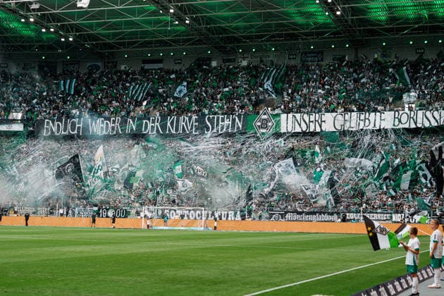 Deutschland: Fußball 1. Bundesliga Männer 2026 - 2027, 2. Spieltag - VfL Borussia Mönchengladbach vs SV Elversberg (ista Borussia Park): Choreografie, Choreo, Nordkurve, erstes Heimspiel, Pyro, Rauch *** Germany Men s Soccer Bundesliga 1 2026–2027, Matchday 2: VfL Borussia Mönchengladbach vs. SV Elversberg at Borussia Park—choreography, North Stand, first home game, pyrotechnics, smoke Copyright: xThiemoxRudolphx