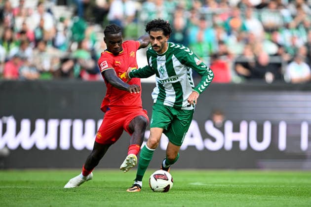 1. Bundesliga: SV Werder Bremen - RB Leipzig am 05.09.2026 im Weserstadion in Bremen Ezechiel Banzuzi (Leipzig) im Zweikampf gegen Eren Dinkci (Bremen) *** 1 Bundesliga: SV Werder Bremen vs. RB Leipzig on September 5, 2026, at the Weserstadion in Bremen. Ezechiel Banzuzi (Leipzig) battles Eren Dinkci (Bremen). MT