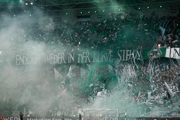 Deutschland: Fußball 1. Bundesliga Männer 2026 - 2027, 2. Spieltag - VfL Borussia Mönchengladbach vs SV Elversberg (ista Borussia Park): Choreografie, Choreo, Nordkurve, erstes Heimspiel, Pyro, Rauch *** Germany Men s Soccer Bundesliga 1 2026–2027, Matchday 2: VfL Borussia Mönchengladbach vs. SV Elversberg at Borussia Park—choreography, North Stand, first home game, pyrotechnics, smoke Copyright: xThiemoxRudolphx