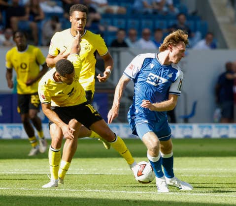 Im Bild: v.li. Ethan Nwaneri (Borussia Dortmund, 18) am Ball gegen Wouter Burger (TSG 1899 Hoffenheim, 18) und dahinter lauert Felix Nmecha (Borussia Dortmund, 8) 05.09.2026, TSG 1899 Hoffenheim - Borussia Dortmund, 1. Bundesliga, 2. Spieltag, Deutschland, Sinsheim, SNP Arena, DFL REGULATIONS PROHIBIT ANY USE OF PHOTOGRAPHS AS IMAGE SEQUENCES AND OR QUASI-VIDEO. *** In the photo, from left: Ethan Nwaneri (Borussia Dortmund, 18) with the ball against Wouter Burger (TSG 1899 Hoffenheim, 18), with Felix Nmecha (Borussia Dortmund, 8) lurking behind them. May 9, 2026, TSG 1899 Hoffenheim vs. Borussia Dortmund, Bundesliga 1, Matchday 2, Germany, Sinsheim, SNP Arena. DFL regulations prohibit any use of photographs as image sequences and or quasi-video. Copyright: HMBxMedia xJulienxBecker