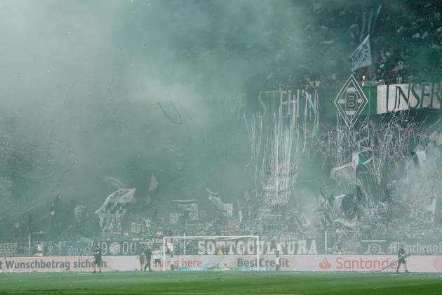 Deutschland: Fußball 1. Bundesliga Männer 2026 - 2027, 2. Spieltag - VfL Borussia Mönchengladbach vs SV Elversberg (ista Borussia Park): Choreografie, Choreo, Nordkurve, erstes Heimspiel, Pyro, Rauch *** Germany Men s Soccer Bundesliga 1 2026–2027, Matchday 2: VfL Borussia Mönchengladbach vs. SV Elversberg at Borussia Park—choreography, North Stand, first home game, pyrotechnics, smoke Copyright: xThiemoxRudolphx