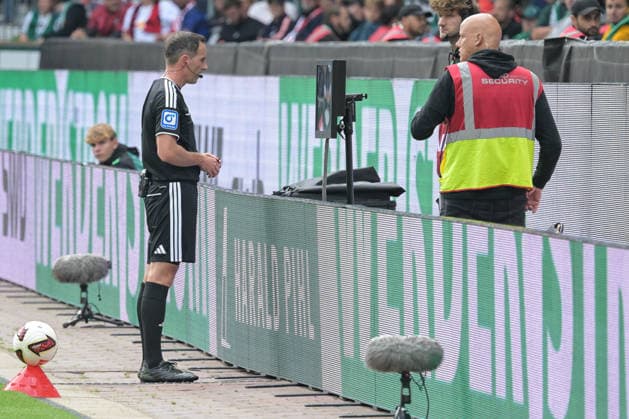 Schiedsrichter Benjamin Brand beim VAR, SV Werder Bremen - RB Leipzig, Fussball, Bundesliga, DFL, 05.9.2026 DFB regulations prohibit any use of photographs as image sequences and or quasi-video Bremen Bremen Deutschland *** Referee Benjamin Brand at the VAR, SV Werder Bremen vs. RB Leipzig, soccer, Bundesliga, DFL, September 5, 2026. DFB regulations prohibit any use of photographs as image sequences and or quasi-video. Bremen, Germany Copyright: xkolbert-press BurghardxSchreyerx