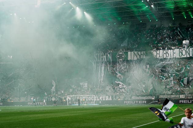 Deutschland: Fußball 1. Bundesliga Männer 2026 - 2027, 2. Spieltag - VfL Borussia Mönchengladbach vs SV Elversberg (ista Borussia Park): Choreografie, Choreo, Nordkurve, erstes Heimspiel, Pyro, Rauch *** Germany Men s Soccer Bundesliga 1 2026–2027, Matchday 2: VfL Borussia Mönchengladbach vs. SV Elversberg at Borussia Park—choreography, North Stand, first home game, pyrotechnics, smoke Copyright: xThiemoxRudolphx