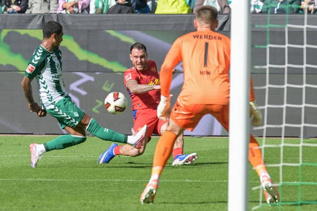 Flanke David Raum (RB Leipzig 22), SV Werder Bremen - RB Leipzig, Fussball, Bundesliga, DFL, 05.9.2026 DFB regulations prohibit any use of photographs as image sequences and or quasi-video Bremen Bremen Deutschland *** Cross by David Raum, RB Leipzig 22, SV Werder Bremen; RB Leipzig, soccer, Bundesliga, DFL, September 5, 2026. DFB regulations prohibit any use of photographs as image sequences and or quasi-video. Bremen, Bremen, Germany Copyright: xkolbert-press BurghardxSchreyerx