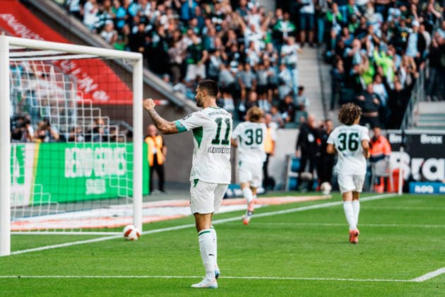 Deutschland: Fußball 1. Bundesliga Männer 2026 - 2027, 2. Spieltag - VfL Borussia Mönchengladbach vs SV Elversberg (ista Borussia Park): Jubel, Tor, Freude, feiern, Spass, Emotionen von Hugo Bolin (Borussia Mönchengladbach, 38) zum 2 zu 1, Tim Kleindienst (Borussia Mönchengladbach, 11) *** Germany Men s Soccer Bundesliga 1 2026–2027, Matchday 2: VfL Borussia Mönchengladbach vs. SV Elversberg at Borussia Park—cheering, goal, joy, celebration, fun, and excitement from Hugo Bolin of Borussia Mönchengladbach, 38, as they take a 2-1 lead; Tim Kleindienst of Borussia Mönchengladbach, 11 Copyright: xThiemoxRudolphx