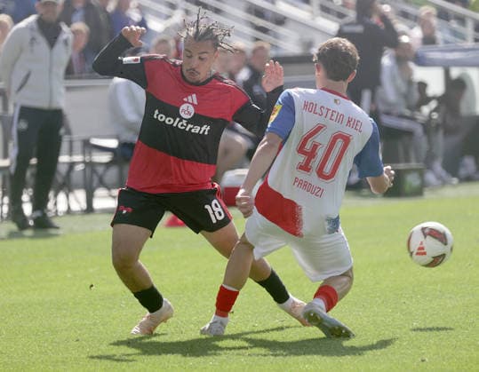 Rafael Lubach (1.FC Nuernberg), Leon Parduzi (Holstein Kiel) Fussball, Herren, Saison 2026 2027, 2.BL, Holstein Stadion, Holstein Kiel gegen 1.FC Nuernberg, 2-2 DFL REGULATIONS PROHIBIT ANY USE OF PHOTOGRAPHS AS IMAGE SEQUENCES AND OR QUASI-VIDEO. *** Rafael Lubach, 1. FC Nuremberg; Leon Parduzi, Holstein Kiel Soccer, Men s Division, 2026–2027 Season, 2. Bundesliga, Holstein Stadium, Holstein Kiel vs. 1. FC Nuremberg, 2–2. DFL regulations prohibit any use of photographs as image sequences and or quasi-video.