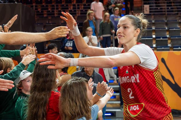 Virag Takacs Kiss of Hungary, 02, celebrates with fans after the victory at the end of the game, GER, Nigeria vs. Hungary, Basketball, 2026 FIBA Women’s World Cup, Group Stage, Matchday 2, September 5, 2026, GER, Nigeria vs. Hungary, Basketball, 2026 FIBA Women’s World Cup, Group Stage, Matchday 2, September 5, 2026, Berlin Copyright: xEibner-Pressefoto MaxxVincenx EP_MVN