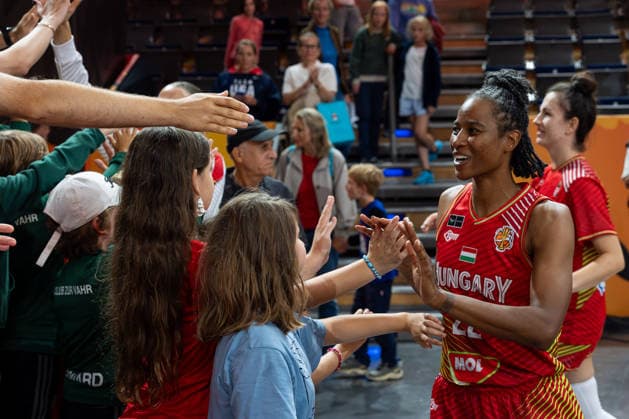 Yvonne Turner of Hungary, 22, celebrates with fans after the game, GER, Nigeria vs. Hungary, Basketball, 2026 FIBA Women s World Cup, Group Stage, Matchday 2, September 5, 2026, Germany, Nigeria vs. Hungary, Basketball, 2026 FIBA Women’s World Cup, Group Stage, Match Day 2, September 5, 2026, Berlin Copyright: xEibner-Pressefoto MaxxVincenx EP_MVN