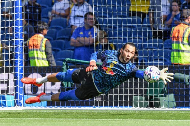 Brighton and Hove Albion v Leeds United, Premier League James Trafford Goalkeeper of Leeds United warms up before the Premier League match between Brighton and Hove Albion and Leeds United at the American Express Stadium, Brighton and Hove, UK on 5 September 2026. Brighton and Hove American Express Stadium East Sussex UK Editorial use only DataCo restrictions apply See www.football-dataco.com , Copyright: xJeffxMoodx PSI-24837-0034