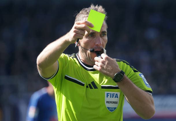 Schiedsrichter Tobias Stieler Fussball, Herren, Saison 2026 2027, 2.BL, Holstein Stadion, Holstein Kiel gegen 1.FC Nuernberg, 2-2 DFL REGULATIONS PROHIBIT ANY USE OF PHOTOGRAPHS AS IMAGE SEQUENCES AND OR QUASI-VIDEO. *** Referee Tobias Stieler, Men s Soccer, 2026–2027 Season, 2nd Bundesliga, Holstein Stadium, Holstein Kiel vs. 1. FC Nuremberg, 2–2. DFL regulations prohibit any use of photographs as image sequences and or quasi-video.