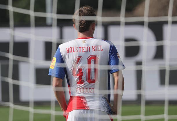 Leon Parduzi (Holstein Kiel) Fussball, Herren, Saison 2026 2027, 2.BL, Holstein Stadion, Holstein Kiel gegen 1.FC Nuernberg, 2-2 DFL REGULATIONS PROHIBIT ANY USE OF PHOTOGRAPHS AS IMAGE SEQUENCES AND OR QUASI-VIDEO. *** Leon Parduzi, Holstein Kiel Soccer, Men s Team, 2026–2027 Season, 2nd Bundesliga, Holstein Stadium, Holstein Kiel vs. 1. FC Nuremberg, 2–2. DFL regulations prohibit any use of photographs as image sequences and or quasi-video.