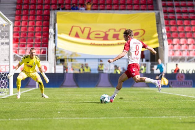 September 5, 2026, Soccer, GER, Season, 3rd Division, 2026–2027 Season, Matchday 4, SSV Jahn Regensburg vs. MSV Duisburg, David Philipp, SSV Jahn Regensburg falls to Maximilian Braune, Duisburg. DFL regulations prohibit any use of photographs as image sequences and or quasi-video.