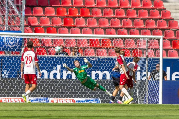 September 5, 2026, Soccer, GER, Season, 3rd Division, 2026–2027 Season, Matchday 4, SSV Jahn Regensburg vs. MSV Duisburg, Hannes Hermann of SSV Jahn Regensburg makes a last-ditch save on the goal line against Ramien Safi of Duisburg. DFL regulations prohibit any use of photographs as image sequences and or quasi-video.