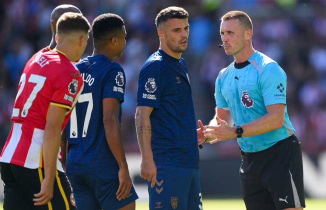 Brentford v Sunderland Premier League Match Referee Tom Bramall speaks to Granit Xhaka of Sunderland during the Premier League match at the Gtech Community Stadium, Brentford 05 09 2026 UK Newspapers OUT Copyright: xGraemexWilcocksonx FIL-23898-0071