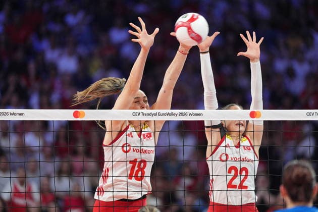 Turkiye v Serbia - CEV EuroVolley 2026 ISTANBUL, TURKIYE - SEPTEMBER 5: Zehra Gunes (18) and Ilkin Aydin (22) of Turkiye in action during the CEV Women s European Volleyball Championship semifinal match between Turkiye and Serbia at Sinan Erdem Sports Hall in Istanbul, Turkiye, on September 5, 2026. Cemal Yurttas Anadolu Istanbul Turkey. Editorial use only. Please get in touch for any other usage.  Copyright: x2026xAnadoluxCemalxYurttasx