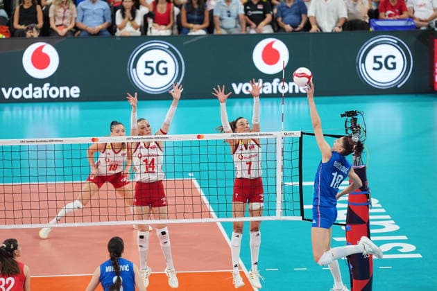 Turkiye v Serbia - CEV EuroVolley 2026 ISTANBUL, TURKIYE - SEPTEMBER 5: Hande Baladin (7) of Turkiye in action against Tijana Boskovic (18) of Serbia during the CEV Women s European Volleyball Championship semifinal match between Turkiye and Serbia at Sinan Erdem Sports Hall in Istanbul, Turkiye, on September 5, 2026. Cemal Yurttas Anadolu Istanbul Turkey. Editorial use only. Please get in touch for any other usage.  Copyright: x2026xAnadoluxCemalxYurttasx