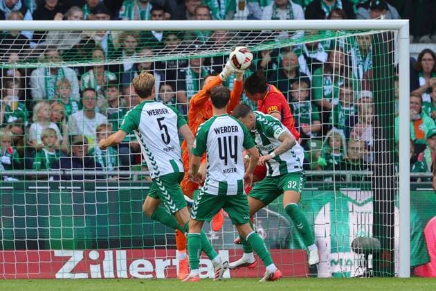 05.09.26, GER, Fussball, 1.FBL Männer, 2. Spieltag, Saison2026 2027, SV Werder Bremen vs. RB Leipzig Torwart Parade von Torwart Karl Hein (SV Werder Bremen 01) Bremen Weserstadion Bremen Germany *** 05 09 26, GER, Soccer, 1st Men s Bundesliga, Matchday 2, 2026–2027 Season, SV Werder Bremen vs. RB Leipzig: Save by SV Werder Bremen goalkeeper Karl Hein at Weserstadion, Bremen, Germany Copyright: xnordphotoxGmbHx xTauchnitzx
