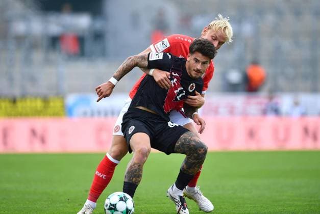 Rot Weiss Essen vs. Viktoria Köln ** FOR EDITORIAL USE ONLY ** EDITORIAL USE ONLY ** p Soccer 3rd Division, Matchday 4: Rot-Weiss Essen vs. Viktoria Köln on September 5, 2026, at the Stadion an der Hafenstrasse in Essen. Niklas Horst Castell (Viktoria Köln), in the foreground; Ben Hüning (Rot-Weiss Essen), in the background; Essen, North Rhine-Westphalia, Germany. Copyright ThorstenxTillmann Copyright: ThorstenxTillmann doc87gz13cjh14ijmfggoy ,EDITORIAL USE ONLY Copyright: ThorstenxTillmann