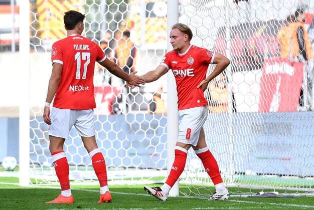 Rot Weiss Essen vs. Viktoria Köln ** FOR EDITORIAL PURPOSES ONLY ** EDITORIAL USE ONLY ** p Soccer 3rd Division, Matchday 4: Rot-Weiss Essen vs. Viktoria Köln on September 5, 2026, at the Stadion an der Hafenstrasse in Essen. Tony Menzel of Rot-Weiss Essen (right) celebrates the 1–0 lead; Semir Telalovic of Rot-Weiss Essen (left), Essen, North Rhine-Westphalia, Germany. Copyright ThorstenxTillmann Copyright: ThorstenxTillmann doc87gz3umkpmwg08glmfq ,EDITORIAL USE ONLY Copyright: ThorstenxTillmann