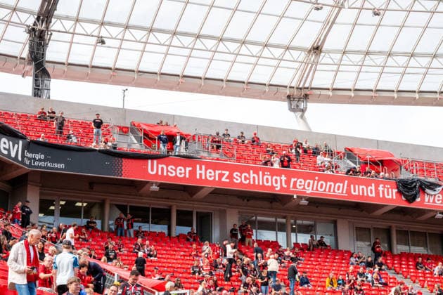 Deutschland: 1. Bundesliga 2026 2027, 2. Spieltag, Bayer 04 Leverkusen vs 1.FC Union Berlin, Samstag, 05.09.2026 BayArena-Stadion (Leverkusen-Nordrhein-Westfalen): Sportstätte, Stadion, Innenansicht, Totale, Tribüne, Zuschauer, Fans, Sitzplätze, Dachkonstruktion, Flutlichtanlage, Spielfeld, Rasen, Rasensprenger, Seitenlinie, Werbebande, Sponsoren Leverkusen BayArena-Stadion Deutschland *** Germany 1 Bundesliga 2026–2027, Matchday 2, Bayer 04 Leverkusen vs. 1. FC Union Berlin, Saturday, September 5, 2026, BayArena Stadium, Leverkusen, North Rhine-Westphalia, sports venue, stadium, Interior view, wide shot, stands, spectators, fans, seats, roof structure, floodlights, playing field, turf, sprinklers, sideline, advertising banners, sponsors, Leverkusen BayArena Stadium, Germany Copyright: xOrhanxHabashx