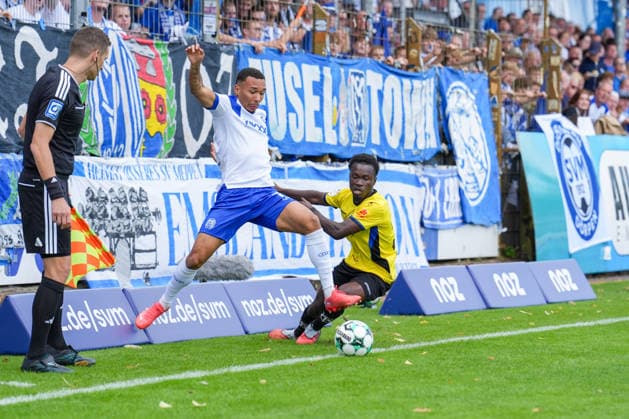 German Soccer, 3rd Division, Matchday 4, Hänsch Arena, SV Meppen vs. 1 FC Saarbrücken Oliver Schmitt (SV Meppen), 7, vs. Kelsey Owusu (1 FC Saarbrücken), 31 Copyright: xMichelxWittex