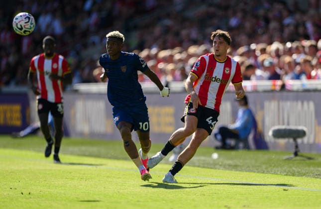 Brentford v Sunderland Premier League Jannik Schuster of Brentford passes the ball during the Premier League match at the Gtech Community Stadium, Brentford 05 09 2026 UK Newspapers OUT Copyright: xGraemexWilcocksonx FIL-23898-0075