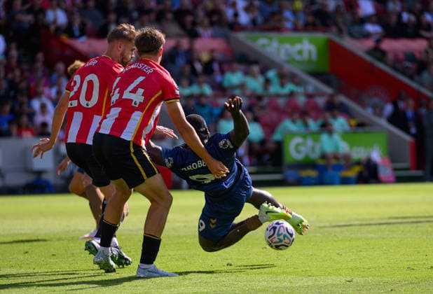 Brentford v Sunderland Premier League Brian Brobbey of Sunderland goes down under a challenge from Kristoffer Ajer of Brentford during the Premier League match at the Gtech Community Stadium, Brentford 05 09 2026 UK Newspapers OUT Copyright: xGraemexWilcocksonx FIL-23898-0077