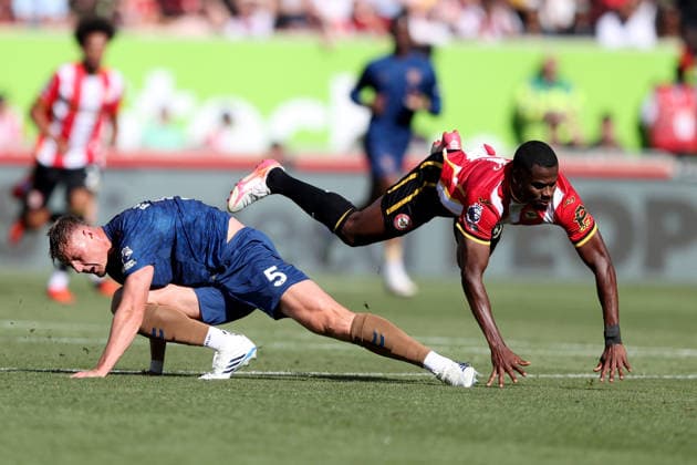 Brentford FC gegen Sunderland, 5. September 2026, Brentford, Premier League, Fußball, Brentford FC gegen Sunderland: Dango Ouattara von Brentford geht zu Boden, als er von Daniel Ballard von Sunderland angegriffen wird. Foto: Mark Leech, Brentford, London, Großbritannien  Copyright: xMarkxLeechxOffside