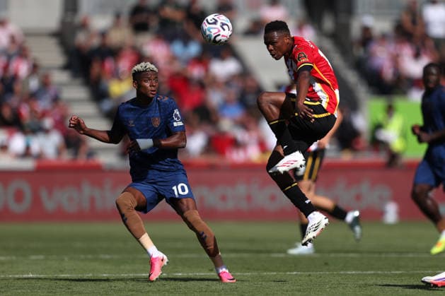 Brentford FC gegen Sunderland, 5. September 2026, Brentford, Premier League, Fußball, Brentford FC gegen Sunderland: Mamadou Sangare von Brentford springt hoch, um den Ball zu erobern, während Nilson Angulo von Sunderland zusieht. Foto: Mark Leech, Brentford, London, Großbritannien Copyright: xMarkxLeechxOffside