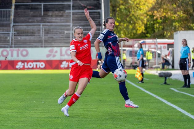 Spielszene, Zweikampf, v.l. Paula Flach (1. FSV Mainz 05, 18), Amelie Bohnen (1. FC Koeln, 15), GER, 1. FSV Mainz 05 vs. 1. FC Koeln, Fussball, Google Pixel Frauen-Bundesliga, 3. Spieltag, Saison 2026 2027, 05.09.2026, DFB REGULATIONS PROHIBIT ANY USE OF PHOTOGRAPHS AS IMAGE SEQUENCES AND OR QUASI-VIDEO, GER, 1. FSV Mainz 05 vs. 1. FC Koeln, Fussball, Google Pixel Frauen-Bundesliga, 3. Spieltag, Saison 2026 2027, 05.09.2026 Mainz *** Game action, tackle, from left: Paula Flach 1 FSV Mainz 05, 18, Amelie Bohnen 1 FC Cologne, 15, GER, 1 FSV Mainz 05 vs. 1 FC Cologne, soccer, Google Pixel Women’s Bundesliga, Matchday 3, 2026–2027 season, September 5, 2026, DFB regulations prohibit any use of photographs as image sequences and or quasi-video, GER, 1 FSV Mainz 05 vs. 1 FC Cologne, Soccer, Google Pixel Women s Bundesliga, Matchday 3, 2026–2027 Season, September 5, 2026, Mainz Copyright: xEibner-Pressefoto J-NxGroemlingx EP_JGG