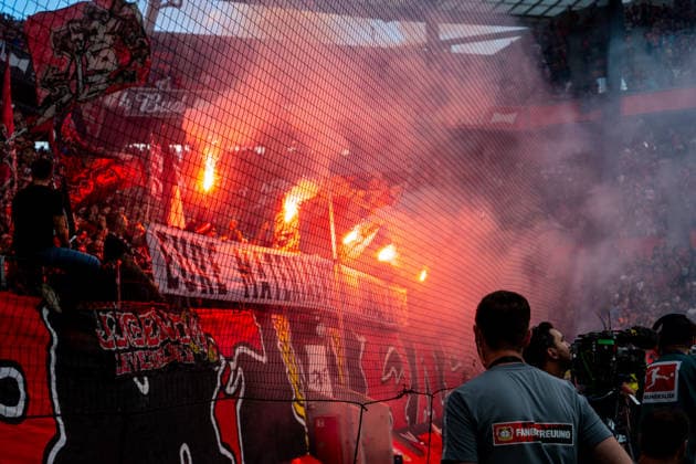 Deutschland: 1. Bundesliga 2026 2027, 2. Spieltag, Bayer 04 Leverkusen vs 1.FC Union Berlin, Samstag, 05.09.2026 BayArena-Stadion (Leverkusen-Nordrhein-Westfalen): Fankurve, Pyrotechnik, Pyro, Bengalos, Rauch, Nebel, rote Leuchtfackeln, Fahnen, Ultras, Support, Spielunterbrechung, Sicherheit, Freude, Emotionen, Jubel Leverkusen BayArena-Stadion Deutschland *** Germany Bundesliga 1 2026–2027, Matchday 2, Bayer 04 Leverkusen vs. 1. FC Union Berlin, Saturday, September 5, 2026, BayArena Stadium, Leverkusen, North Rhine-Westphalia, fan section, pyrotechnics, pyro, flares, smoke, fog, red flares, flags, Ultras, fan support, game interruption, security, joy, emotions, cheering, Leverkusen, BayArena Stadium, Germany Copyright: xOrhanxHabashx