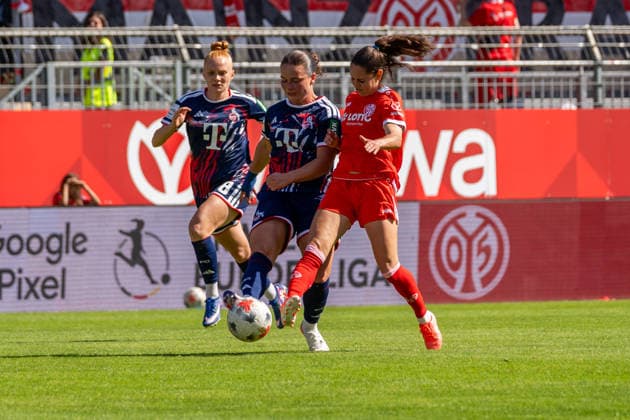 Spielszene, Zweikampf, v.l. Laura Vogt (1. FC Koeln, 08), Amelie Bohnen (1. FC Koeln, 15), Vital Kats (1. FSV Mainz 05, 30), GER, 1. FSV Mainz 05 vs. 1. FC Koeln, Fussball, Google Pixel Frauen-Bundesliga, 3. Spieltag, Saison 2026 2027, 05.09.2026, DFB REGULATIONS PROHIBIT ANY USE OF PHOTOGRAPHS AS IMAGE SEQUENCES AND OR QUASI-VIDEO, GER, 1. FSV Mainz 05 vs. 1. FC Koeln, Fussball, Google Pixel Frauen-Bundesliga, 3. Spieltag, Saison 2026 2027, 05.09.2026 Mainz *** Game action, tackle, from left: Laura Vogt 1 FC Cologne, 08, Amelie Bohnen 1 FC Cologne, 15, Vital Kats 1 FSV Mainz 05, 30, GER, 1 FSV Mainz 05 vs. 1 FC Cologne, Soccer, Google Pixel Women’s Bundesliga, Matchday 3, 2026–2027 Season, September 5, 2026, DFB regulations prohibit any use of photographs as image sequences and or quasi-video, GER, 1 FSV Mainz 05 vs. 1 FC Cologne, Soccer, Google Pixel Women’s Bundesliga, Matchday 3, 2026–2027 Season, September 5, 2026, Mainz Copyright: xEibner-Pressefoto J-NxGroemlingx EP_JGG
