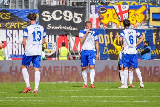 German Soccer, 3rd Division, Matchday 4, Hänsch Arena, SV Meppen vs. 1 FC Saarbrücken: Disappointed faces among the Meppen players, while Saarbrücken celebrates Copyright: xMichelxWittex