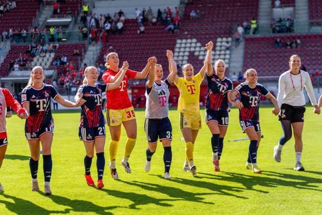 Sport Bilder des Tages Mannschaft von 1. FC Koeln feiert mit den Fans, GER, 1. FSV Mainz 05 vs. 1. FC Koeln, Fussball, Google Pixel Frauen-Bundesliga, 3. Spieltag, Saison 2026 2027, 05.09.2026, DFB REGULATIONS PROHIBIT ANY USE OF PHOTOGRAPHS AS IMAGE SEQUENCES AND OR QUASI-VIDEO, GER, 1. FSV Mainz 05 vs. 1. FC Koeln, Fussball, Google Pixel Frauen-Bundesliga, 3. Spieltag, Saison 2026 2027, 05.09.2026 Mainz *** The 1 FC Köln team celebrates with the fans, GER, 1 FSV Mainz 05 vs. 1 FC Köln, Soccer, Google Pixel Women s Bundesliga, Matchday 3, 2026–2027 Season, September 5, 2026, DFB regulations prohibit any use of photographs as image sequences and or quasi-video, GER, 1 FSV Mainz 05 vs. 1 FC Cologne, soccer, Google Pixel Women’s Bundesliga, Matchday 3, 2026–2027 season, September 5, 2026, Mainz Copyright: xEibner-Pressefoto J-NxGroemlingx EP_JGG