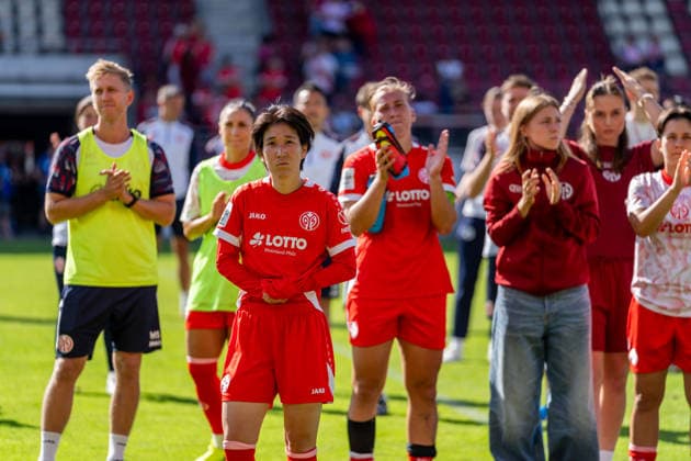 Freisteller, Portrait, Emotion Yurina Imai (1. FSV Mainz 05, 14) und weitere Mannschaft von 1. FSV Mainz 05 bedankt sich fuer die Unterstuetzung der Fans, GER, 1. FSV Mainz 05 vs. 1. FC Koeln, Fussball, Google Pixel Frauen-Bundesliga, 3. Spieltag, Saison 2026 2027, 05.09.2026, DFB REGULATIONS PROHIBIT ANY USE OF PHOTOGRAPHS AS IMAGE SEQUENCES AND OR QUASI-VIDEO, GER, 1. FSV Mainz 05 vs. 1. FC Koeln, Fussball, Google Pixel Frauen-Bundesliga, 3. Spieltag, Saison 2026 2027, 05.09.2026 Mainz *** Close-up, Portrait, Emotion: Yurina Imai, 1 FSV Mainz 05, 14, and other members of the 1 FSV Mainz 05 team thank the fans for their support, GER, 1 FSV Mainz 05 vs. 1 FC Cologne, soccer, Google Pixel Women’s Bundesliga, Matchday 3, 2026–2027 season, September 5, 2026, DFB regulations prohibit any use of photographs as image sequences and or quasi-video, GER, 1 FSV Mainz 05 vs. 1 FC Cologne, Soccer, Google Pixel Women s Bundesliga, Matchday 3, 2026–2027 Season, September 5, 2026, Mainz Copyright: xEibner-Pressefoto J-NxGroemlingx EP_JGG