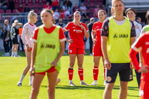 Freisteller, Portrait, Emotion, v.l. Chiara Bouziane (1. FSV Mainz 05, 10), Sabina Jackson (1. FSV Mainz 05, 20), Nadine Anstatt (1. FSV Mainz 05, 27), Sandra Kaerger (1. FSV Mainz 05, Mentaltrainerin) nach dem Spiel vor den Fans, GER, 1. FSV Mainz 05 vs. 1. FC Koeln, Fussball, Google Pixel Frauen-Bundesliga, 3. Spieltag, Saison 2026 2027, 05.09.2026, DFB REGULATIONS PROHIBIT ANY USE OF PHOTOGRAPHS AS IMAGE SEQUENCES AND OR QUASI-VIDEO, GER, 1. FSV Mainz 05 vs. 1. FC Koeln, Fussball, Google Pixel Frauen-Bundesliga, 3. Spieltag, Saison 2026 2027, 05.09.2026 Mainz *** Close-up, Portrait, Emotion, from left: Chiara Bouziane 1 FSV Mainz 05, 10, Sabina Jackson 1 FSV Mainz 05, 20, Nadine Anstatt 1 FSV Mainz 05, 27, Sandra Kaerger 1 FSV Mainz 05, mental coach after the game in front of the fans, GER, 1 FSV Mainz 05 vs. 1 FC Cologne, soccer, Google Pixel Women’s Bundesliga, Matchday 3, 2026–2027 season, September 5, 2026, DFB regulations prohibit any use of photographs as image sequences and or quasi-video, GER, 1 FSV Mainz 05 vs. 1 FC Cologne, Soccer, Google Pixel Women’s Bundesliga, Matchday 3, 2026–2027 Season, September 5, 2026, Mainz Copyright: xEibner-Pressefoto J-NxGroemlingx EP_JGG