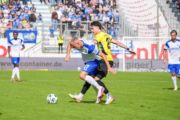 German Soccer, 3rd Division, Matchday 4, Hänsch Arena, SV Meppen vs. 1 FC Saarbrücken: Jannic Ehlers (SV Meppen, 17) vs. Niko Bretschneider (1 FC Saarbrücken, 28) Copyright: xMichelxWittex