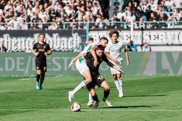 Deutschland: Fußball 1. Bundesliga Männer 2026 - 2027, 2. Spieltag - VfL Borussia Mönchengladbach vs SV Elversberg (ista Borussia Park): Zweikampf von Tim Kleindienst (Borussia Mönchengladbach, 11) und Felix Keidel (SV Elversberg, 43) *** Germany Soccer 1st Bundesliga Men 2026–2027, Matchday 2: VfL Borussia Mönchengladbach vs. SV Elversberg at Borussia Park—a tackle by Tim Kleindienst of Borussia Mönchengladbach (No. 11) and Felix Keidel of SV Elversberg (No. 43) Copyright: xThiemoxRudolphx