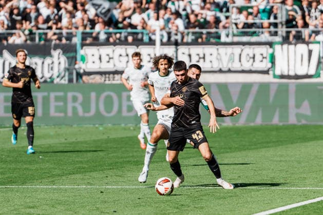 Deutschland: Fußball 1. Bundesliga Männer 2026 - 2027, 2. Spieltag - VfL Borussia Mönchengladbach vs SV Elversberg (ista Borussia Park): Zweikampf von Tim Kleindienst (Borussia Mönchengladbach, 11) und Felix Keidel (SV Elversberg, 43) *** Germany Soccer 1st Bundesliga Men 2026–2027, Matchday 2: VfL Borussia Mönchengladbach vs. SV Elversberg at Borussia Park—a tackle by Tim Kleindienst of Borussia Mönchengladbach (No. 11) and Felix Keidel of SV Elversberg (No. 43) Copyright: xThiemoxRudolphx