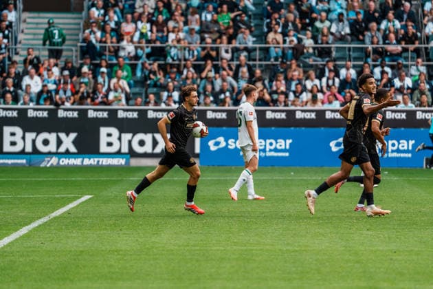 Deutschland: Fußball 1. Bundesliga Männer 2026 - 2027, 2. Spieltag - VfL Borussia Mönchengladbach vs SV Elversberg (ista Borussia Park): Anschlusstreffer, Jubel, Tor, Freude, feiern, Spass, Emotionen von Maurice Krattenmacher (SV Elversberg, 7), holt Ball aus Netz, 3 zu 2 *** Germany Men s Soccer Bundesliga 1 2026–2027, Matchday 2: VfL Borussia Mönchengladbach vs. SV Elversberg at Borussia Park—comeback goal, celebration, goal, joy, partying, fun, emotions from Maurice Krattenmacher of SV Elversberg, 7, retrieves the ball from the net, 3–2 Copyright: xThiemoxRudolphx